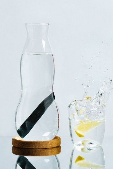 Une carafe d'eau filtrante avec charbon Binchotan