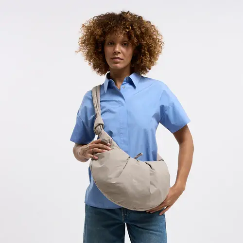 BA0491MO-850_PLEAT_MOON_BAG_LARGE_scallop_mood_26-06-11_24_EU_ECOM_female_02_00714.webp