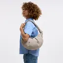 BA0491MO-850_PLEAT_MOON_BAG_LARGE_scallop_mood_26-06-11_24_EU_ECOM_female_01_00665.webp