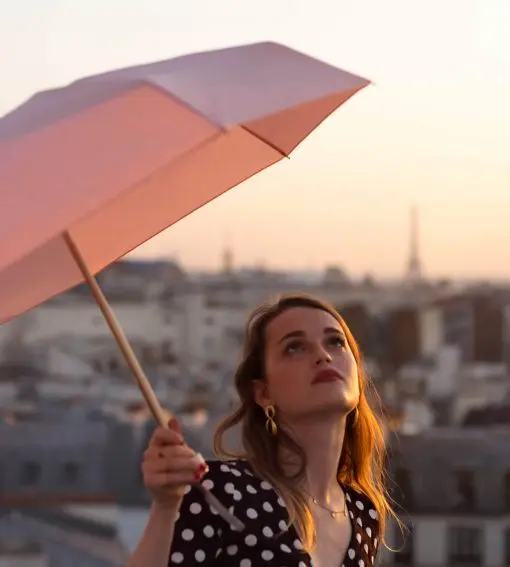 anatole-parapluie-rose-pale-rooftop-1350-1500-510x567.webp