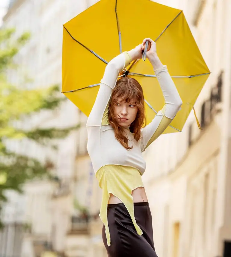 Mini-parapluie-jaune-antique-ouvert-ANATOLE-Odette-768x853.webp