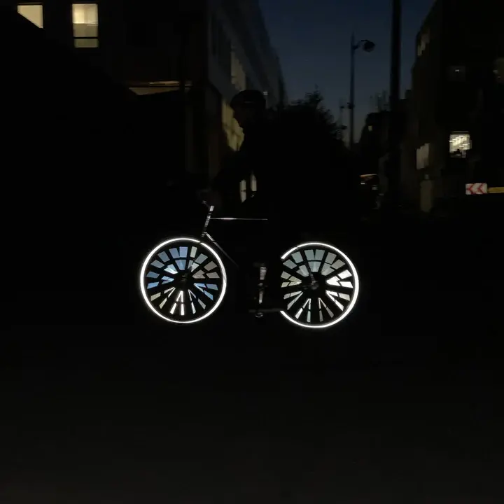 REF-velo-visibilite-reflecteurs-visible-roue-securite-durable_015856d3-bd55-4ac7-9a26-b919b09cc9f7_720x.webp