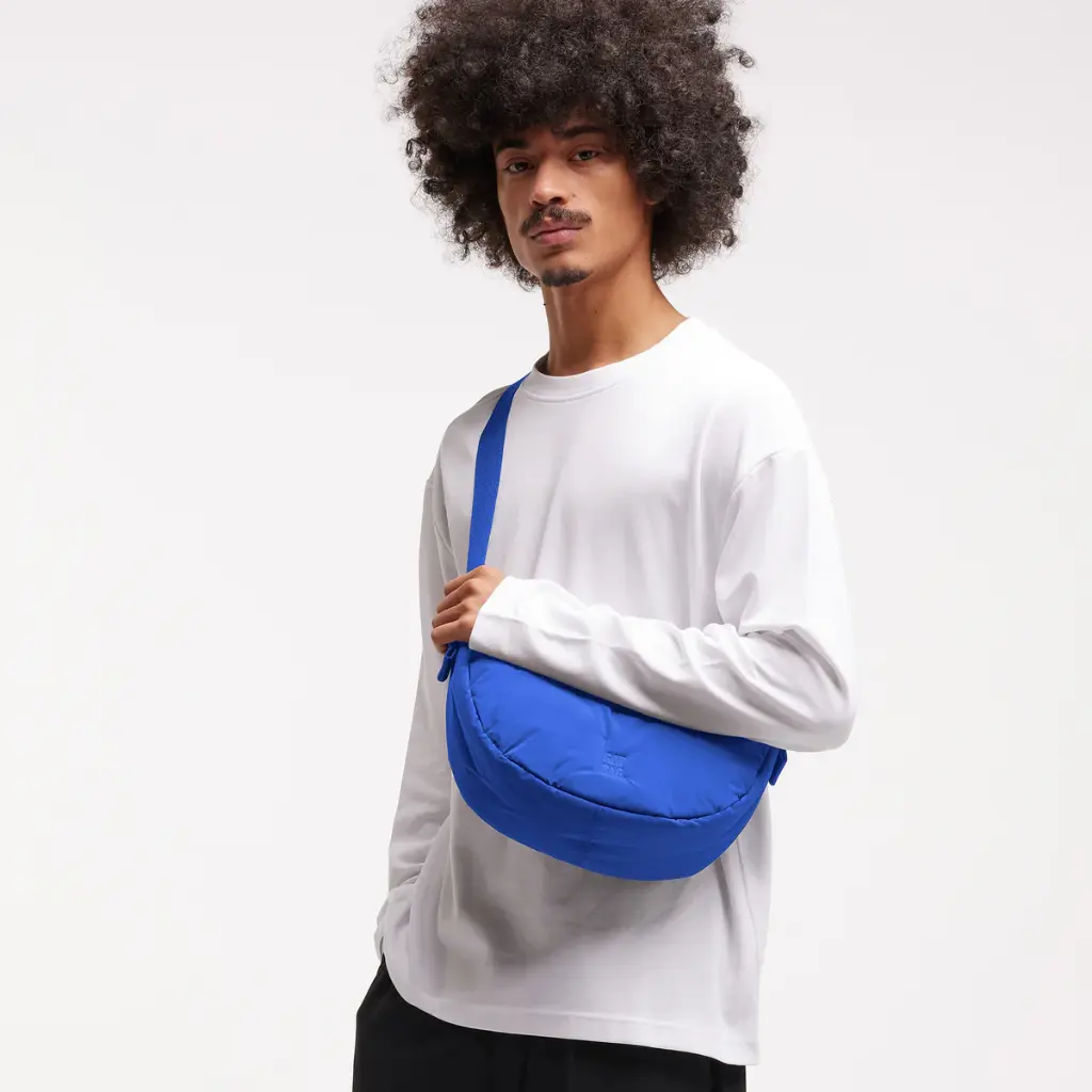 250825_CLOUD_MOON_BAG_SMALL_cobalt_moods_Online_bis260202_05_a17791d0-ed95-4223-bc35-b8f932c17ed8.webp