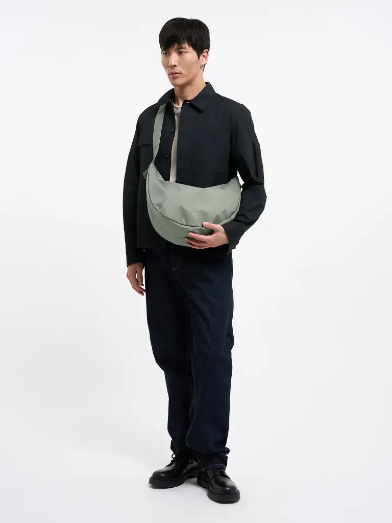 BA0091XX-605_MOON_BAG_LARGE_bass_mood_26-06_25_WORLD_ECOM_male_02258.webp