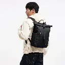 BP0161XX-100_ROLLTOP_EASY_SMALL_black_mood__WORLD_ECOM_male_02708.webp