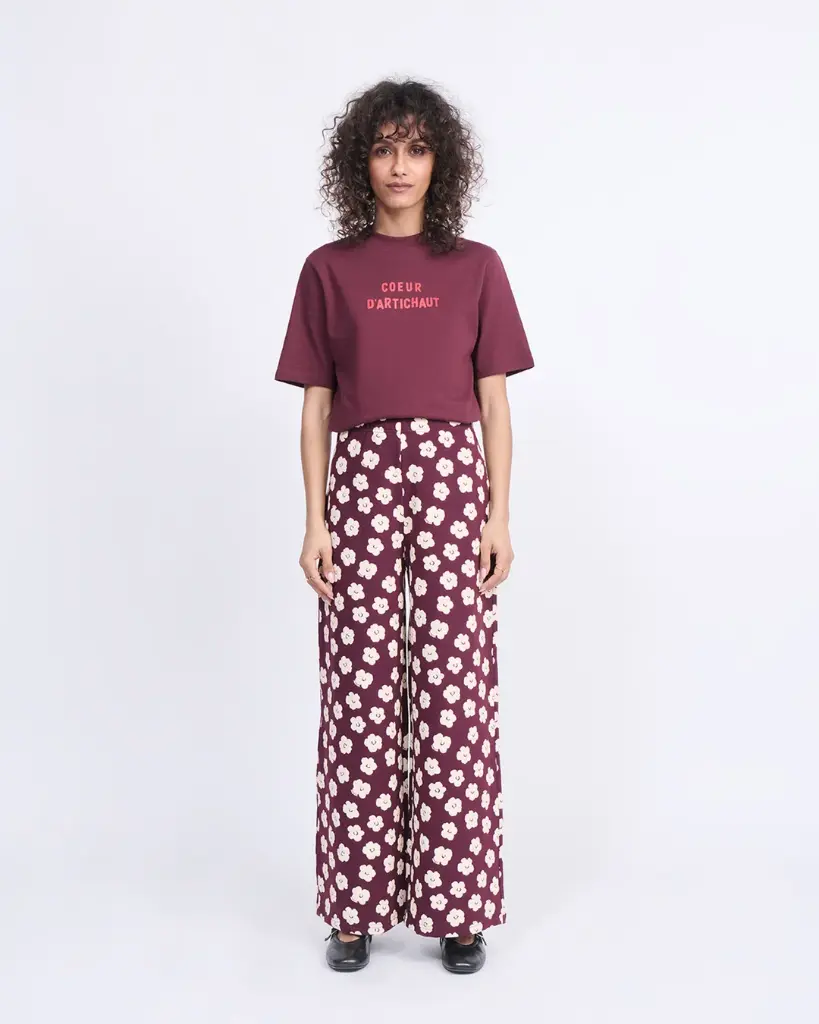 26W_T_shirt_Coeur_d_artichaut_merlot_Pantalon_Pauline_en_coton_bio_Merlot_flowers_emoi_emoi_LOOK_34_DAY2_38830_web.webp
