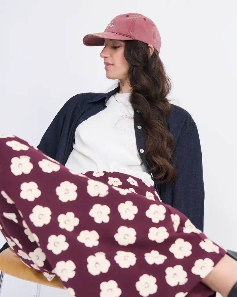 26W_Pantalon_Pauline_en_coton_bio_-_Merlot_flowers_-_Casquette_Coeur_d_artichaut_-_merlot_emoi_emoi_LOOK_05_J1_32566_web_887abd8b-123a-4e3e-b548-055537bd9160.webp