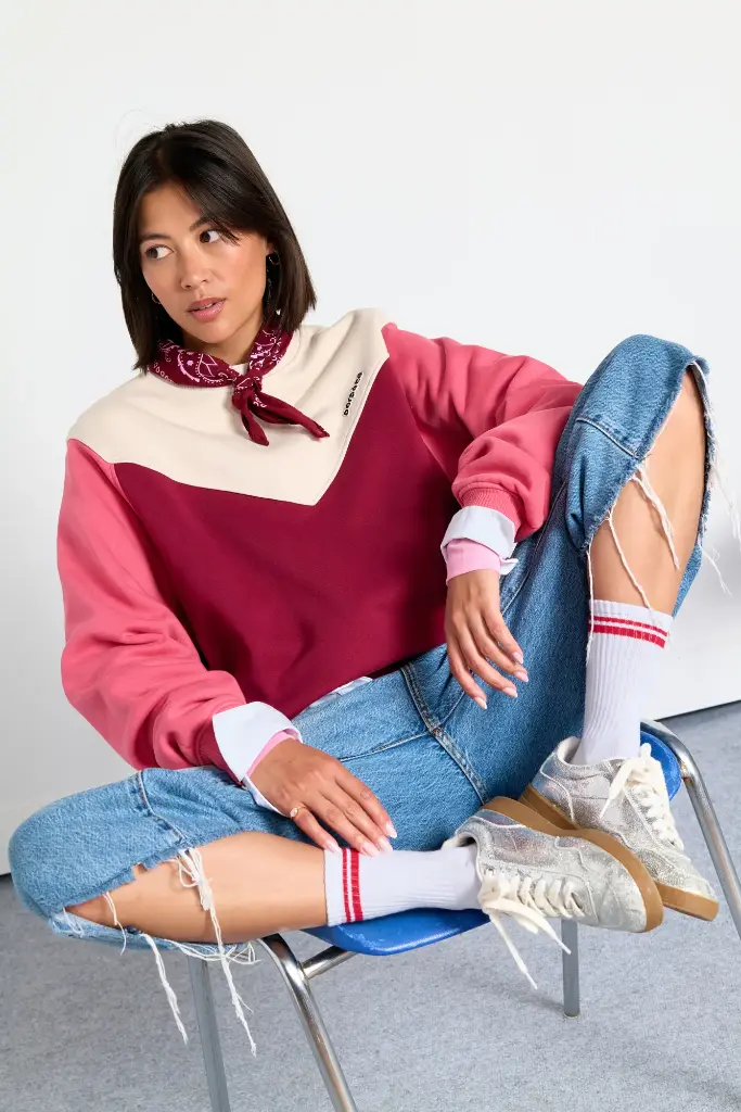 PERPETE-sweat-retro-colorblock-max-rouge-coton-bio-ecom-Flora-assise-Prism_2048x.webp