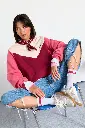 PERPETE-sweat-retro-colorblock-max-rouge-coton-bio-ecom-Flora-assise-Prism_2048x.webp