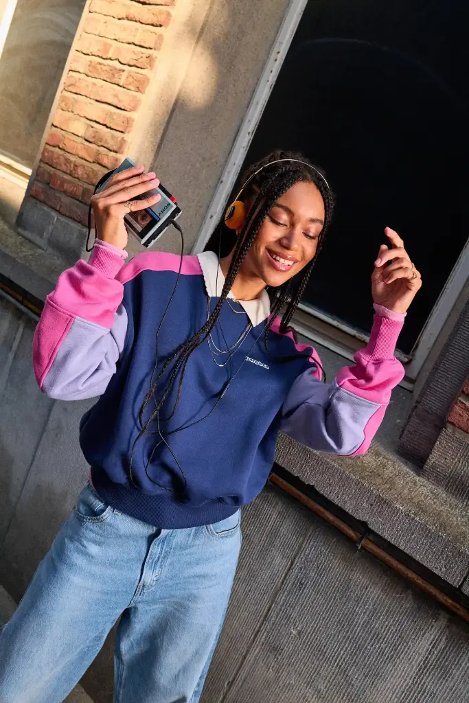 PERPETE-sweat-retro-colorblock-mel-marine-coton-bio-lifestyle-Laure-style-baladeur-90s-Prism_2048x.webp