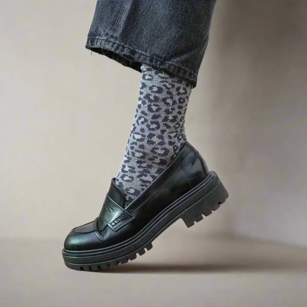grey-leopard-women-low-socks-eco-lyocell-worn-klue.webp