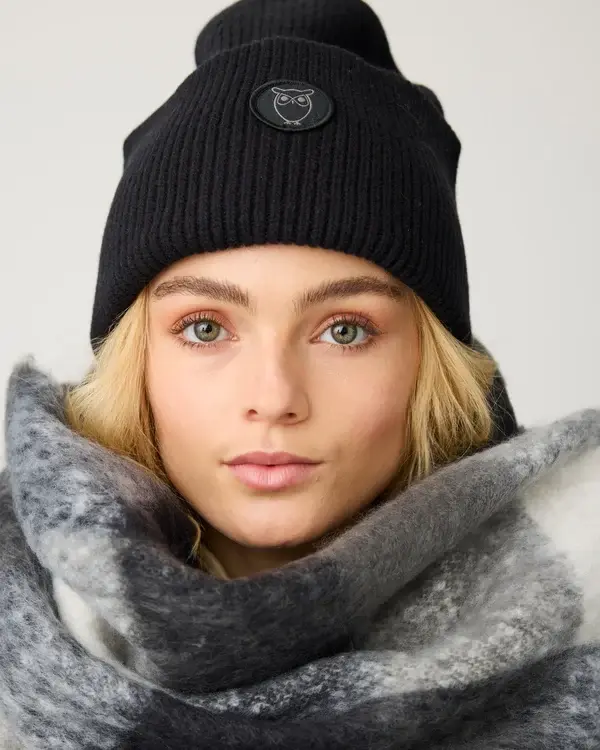 Recycled_fringe_scarf-Scarfs-4220002-7003_Black_check-8.webp