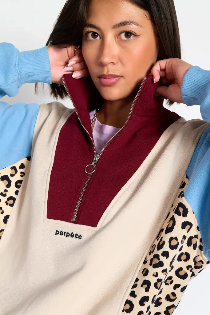 PERPETE-sweat-retro-col-camioneur-emma-leo-bleu-coton-bio-ecom-Flora-zoom-Prism_2048x.webp