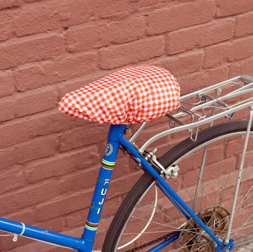 [KIK-BB64] Kikkerland | Housse de selle de vélo - Motif Vichy rouge